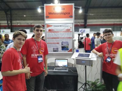 Estudantes que criaram o projeto durante participação na edição de 2019 da Feira de Ciência e Tecnologia (Bentotec) I Foto: Divulgação
