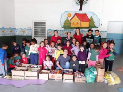 Estudantes da Fatec Campinas entregam donativos presencialmente em creche da cidade no segundo semestre de 2019 l Foto: Divulgação