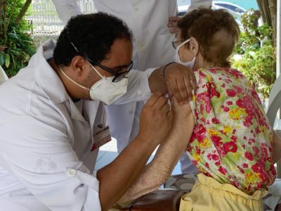 Aluno da Etec de São Vicente aplica vacina contra o coronavírus durante campanha para imunização de idosos | Foto: Divulgação