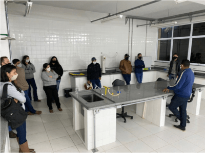 Novos alunos conhecem laboratório da Etec Deputado Paulo Ornellas Carvalho de Barros, de Garça | Foto: Divulgação