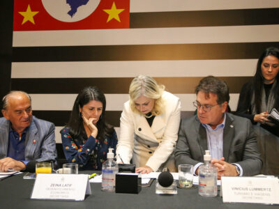 Laura Laganá, durante assinatura do acordo, ao lado dos secretários Zeina Latif e Vinícius Lummertz | Foto: Divulgação