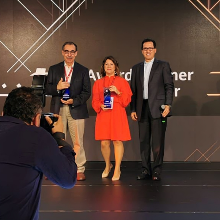 Emilena Lorenzon Bianco com o prêmio ICT Academy, ao lado de Wang Xuelin e Bruno Zitnick, da Huawei | Foto: Divulgação