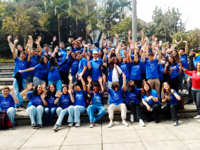 A nova turma do projeto The Schools Challenge, da Etec Basilides de Godoy, comemora a abertura do curso. Foto: Divulgação