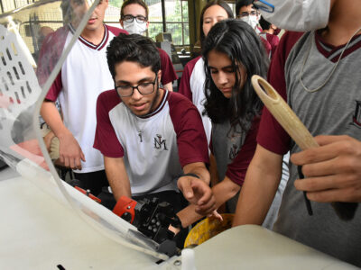 Estudantes do curso técnico de Mecatrônica integrado ao Ensino Médio durante atividade prática em laboratório na Etec de Santo André | Foto Roberto Sungi