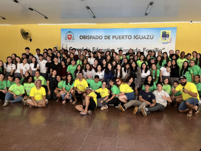 Alunos da Etec de Francisco Morato palestrando sobre sustentabilidade na Escola Católica Puerto Iguazu (ARG). Foto: Divulgação