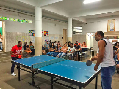 Estudantes da Escola Municipal Augusto Castanho ganharam uma mesa oficial da modalidade para torneio | Foto: Divulgação