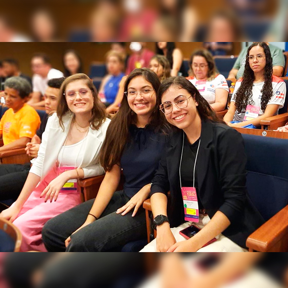 Lívia, Letícia e Maria Clara, alunas da Etec Polivalente de Americana, durante a cerimônia de premiação da 21ª Febrace I Foto: Divulgação