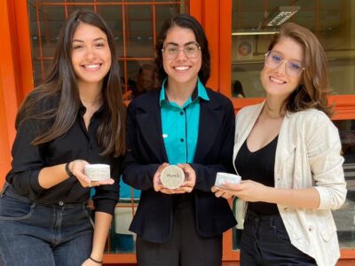 Maria Clara, Letícia e Lívia exibem alguns dos protótipos do ensaio prático para o estudo do bioconcreto | Foto: Divulgação