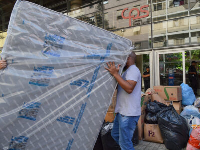 Funcionários do CPS auxiliaram no carregamento do caminhão com doações para o Litoral Norte | Foto: Roberto Sungi