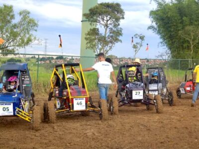 Competição propõe a construção de veículos Baja, capazes de atravessar terrenos acidentados | Foto: Divulgação