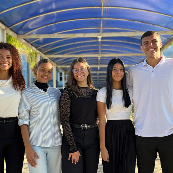 Da esquerda para direita: Aline, Rayssa, Samara, Mirelly e Gabriel criadores do projeto Lacrando e Reciclando. | Foto: Divulgação