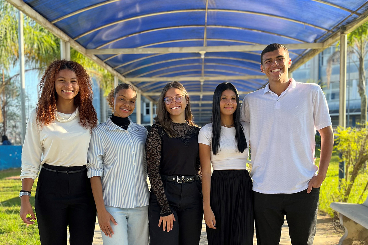 Da esquerda para direita: Aline, Rayssa, Samara, Mirelly e Gabriel criadores do projeto Lacrando e Reciclando. | Foto: Divulgação