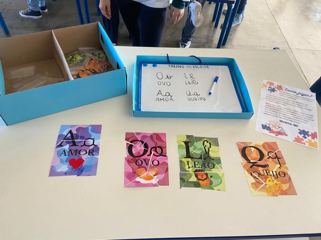 Para auxiliar a alfabetização de idosos, o grupo criou o quebra-cabeças “Vô Jogar”, com 26 peças que mostram as letras em forma bastão e cursiva