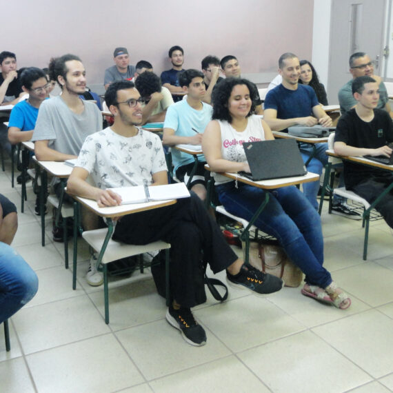 Kerolin com os colegas da Fatec Itapetininga, onde realizou o exame TOEIC de proficiência de língua inglesa | Foto: Divulgação