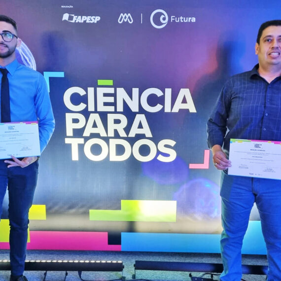 Os professores Bento Pinheiro de Sales e Alejandro Ramirez, durante a cerimônia de premiação na Capital l Foto: Divulgação