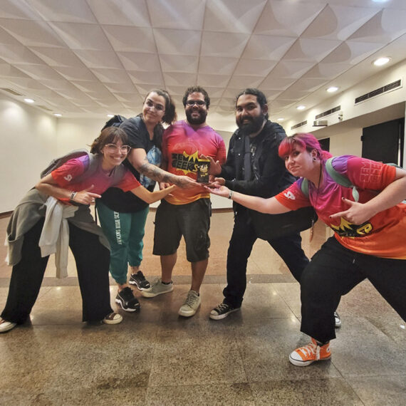 A partir da esquerda, a equipe vencedora do primeiro lugar na GameJam: Yasmin, Barbara, Claudio, Alan e Tabata l Foto: Divulgação