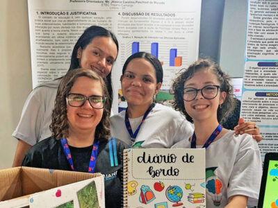 Professora Jéssica (de camiseta preta) com as alunas Isabela, Ana e Letícia | Foto: Divulgação
