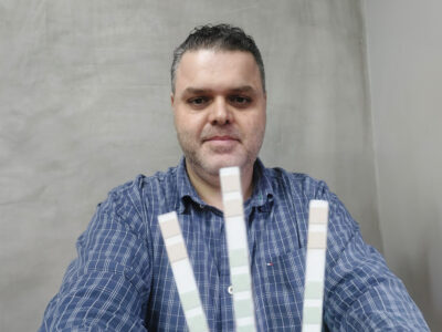 Rodrigo exibe fitas-teste utilizadas em sistema desenvolvido durante Escola de Inovadores do CPS | Foto: Divulgação
