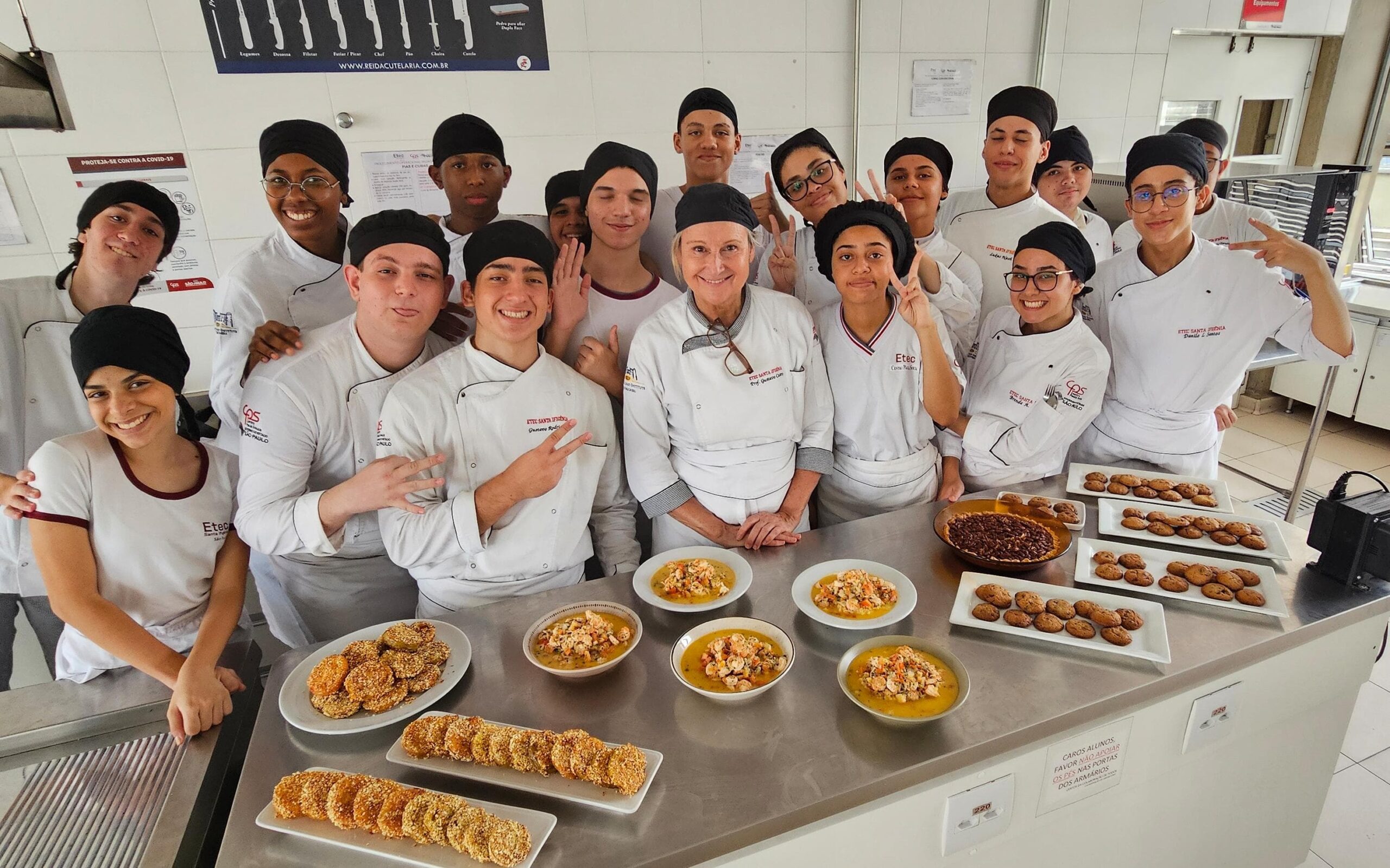 Aposentada há dois anos, a professora chamou de ‘ganha-ganha’ a experiência de estar com o grupo do Mtec de Gastronomia durante uma semana | Foto: Roberto Sungi