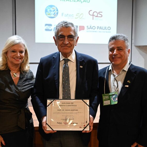 Laura Laganá, Vahan Agopyan e Josué di Gois, durante a entrega do Diploma de Mérito Científico ao secretário (ao centro) | Foto: Roberto Sungi