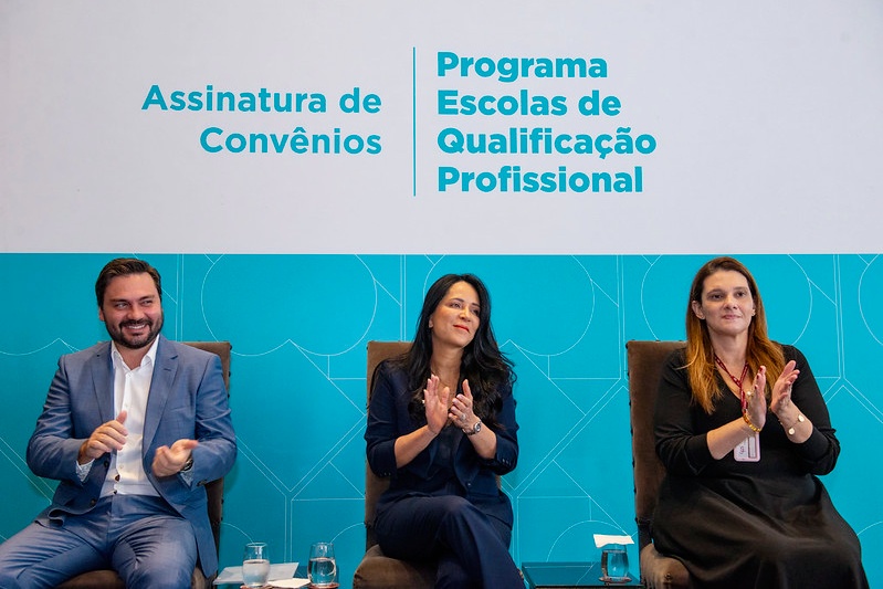 Primeira-dama Cristiane Freitas (centro), ao lado de Filipe Sabará e da coordenadora de projetos da Ufiec, Danielle Benevides | Foto: Divulgação