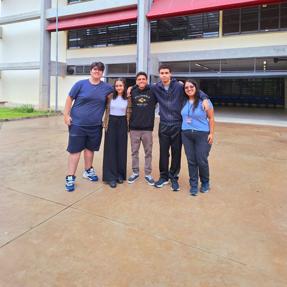 Grupo formado pelos estudantes de Desenvolvimento de Sistemas Gabriel, Cindy, Breno e Kaique, com a profa. Alícia | Foto: Divulgação