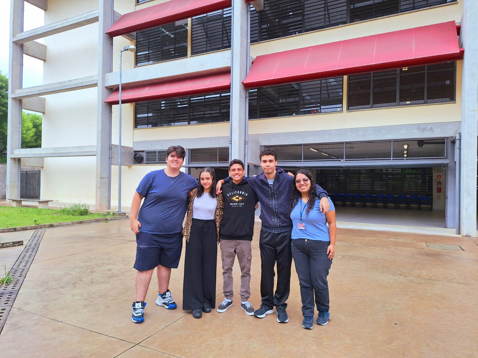 Grupo formado pelos estudantes de Desenvolvimento de Sistemas Gabriel, Cindy, Breno e Kaique, com a profa. Alícia | Foto: Divulgação