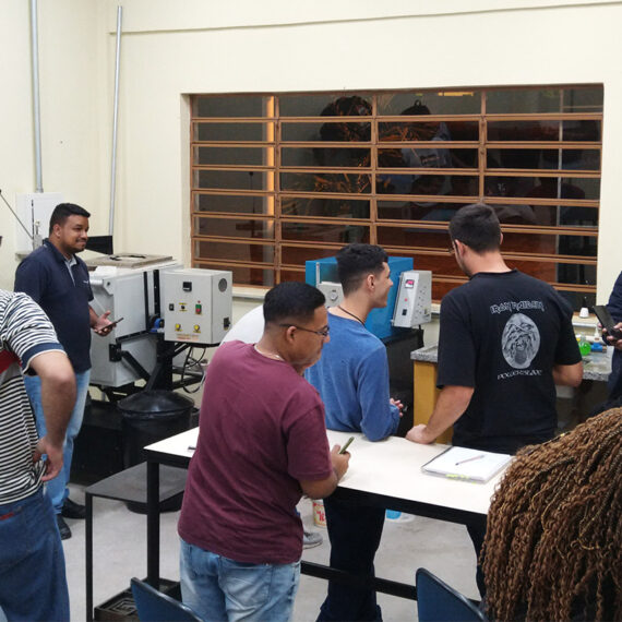Alunos no laboratório de tratamento térmico, que atende os cursos de Fabricação Mecânica e Projetos Mecânicos l Foto: Divulgação