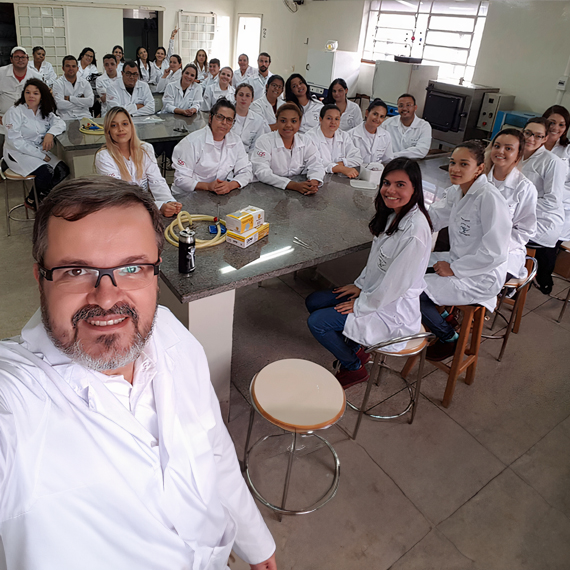 Estudantes do curso técnico de Enfermagem durante aula em um dos laboratórios da Etec Pedro D’Arcádia Neto l Foto: Divulgação