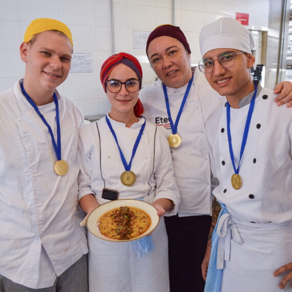 Alunos do curso técnico em Gastronomia, da Etec Alberto Santos Dumont, venceram a primeira edição do concurso | Foto: Roberto Sungi