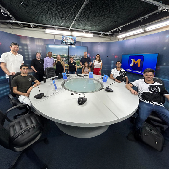 Estudantes, professores e a diretora da Fatec Taquaritinga visitam estúdio da TV Cultura Paulista em Araraquara | Foto: Divulgação