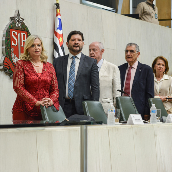 Laura Laganá, André do Prado, Barros Munhoz, Vahan Agopyan e Maria Helena Guimarães na sessão solene da Alesp | Foto: Roberto Sungi