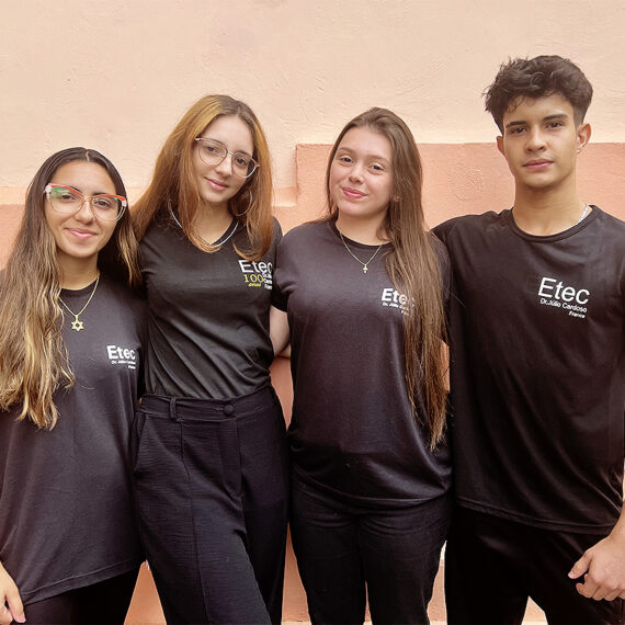 A equipe que criou o portal: da esq. para a dir., Sarah, Maria Eduarda, Rafaela e Rafael | Foto: Divulgação