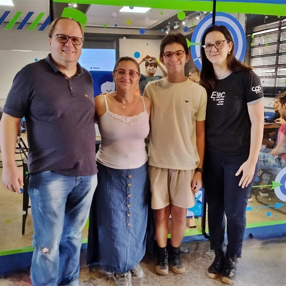 Vitor Mateus com professores orientadores Gislaine Cunha, Luciana Aquaroni e Luciano Barros na Fatec Taquaritinga | Foto: Divulgação