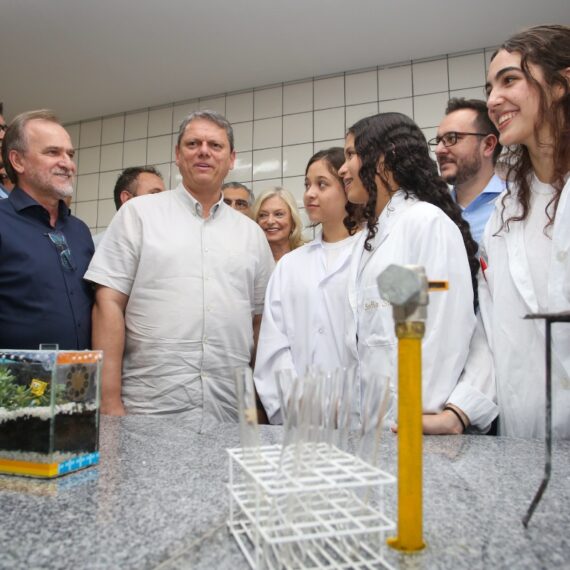 Governador Tarcísio de Freitas conversa com alunos durante inauguração da nova sede da Etec e Fatec Sumaré, em junho | Foto: Gilberto Marques