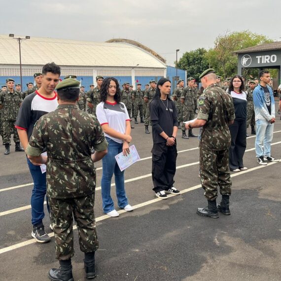 Alunos voluntários e diretor recebem homenagem no quartel do Tiro de Guerra de Leme | Foto: Divulgação