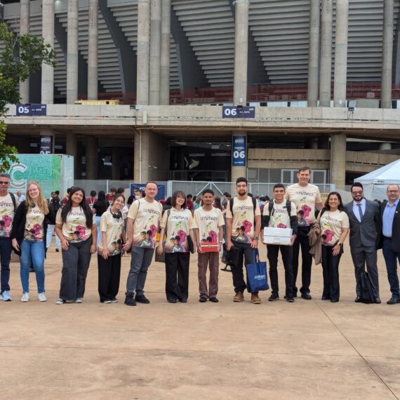 Jovens do Centro Paula Souza e representantes da instituição em abertura do evento do Ministério da Educação | Foto Divulgação