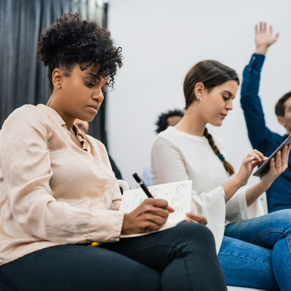 Evento terá palestras e mesas redondas para promover os cursos de microeletrônica e eletrônica industrial | Foto: mego-studio/Freepik