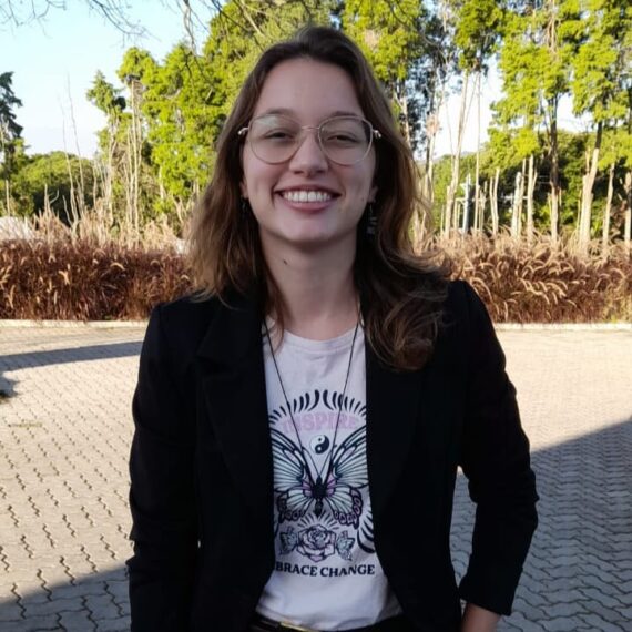 Duas vezes por semana Emanuele Cristina da Silva vai ao Cras ensinar idosos a conhecer melhor a internet | Foto: Divulgação