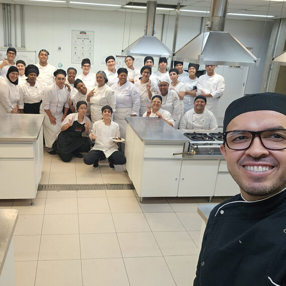 Com os alunos, Claudio Arcanjo coordenou os trabalhos e organizou as receitas que compõem a publicação | Foto: Divulgação