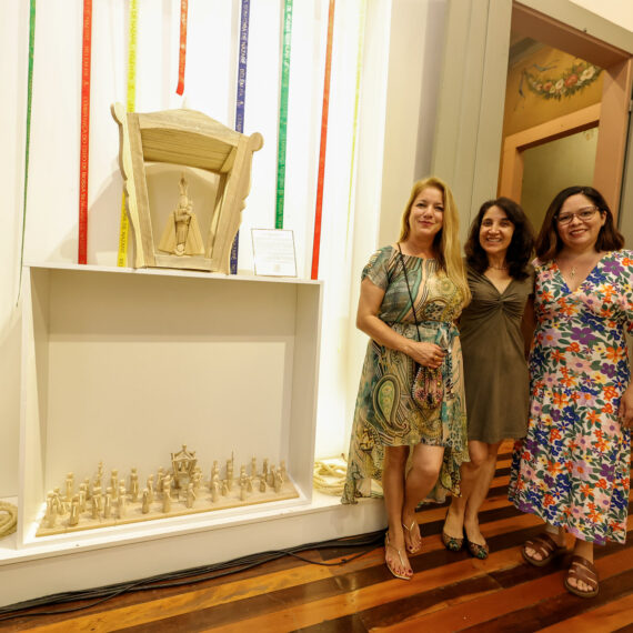 Rosemary Bueno, Adriana Perroni Ballerini e Erika Sena, na abertura da exposição, no Museu Solar do Barão l Foto: Divulgação