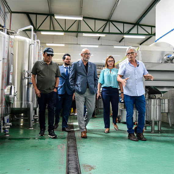 Luiz Biagi, Maycon Geres, Clóvis Dias, Fabiana Lourençon e Eduardo Alvarez em visita ao laboratórios de Viticultura | Foto: Roberto Sungi