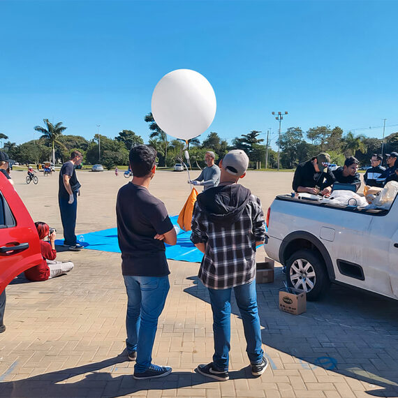 Estudantes da Etec Armando Pannunzio enviam minissatélites à órbita da terra para estudos meteorológicos | Foto: Divulgação