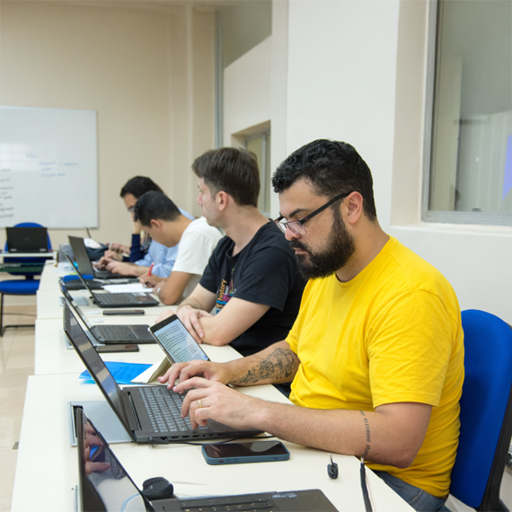 Carga horária dos cursos é de 360 horas, distribuídas em 15 meses, incluindo elaboração e apresentação de monografia l Foto: Roberto Sungi