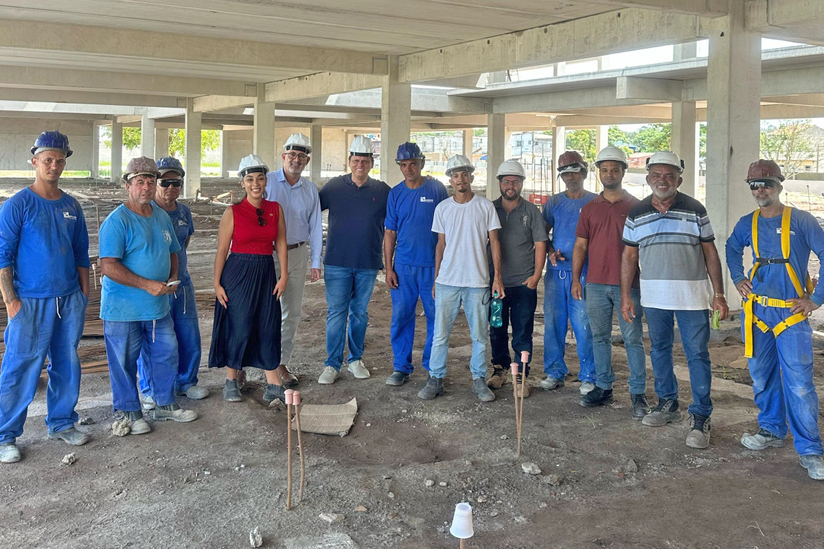 Governador Tarcísio de Freitas ao lado do diretor-supeirntendente do CPS e da equipe que trabalha na obra de construção da futura Faculdade de Tecnologia | Foto: Divulgação