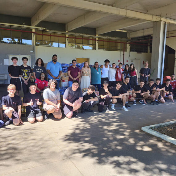 A diretora do Funss, Cássia Carpi (em pé ao centro), esteve com os alunos durante a entrega das doações na sede da Etec l Foto: Divulgação