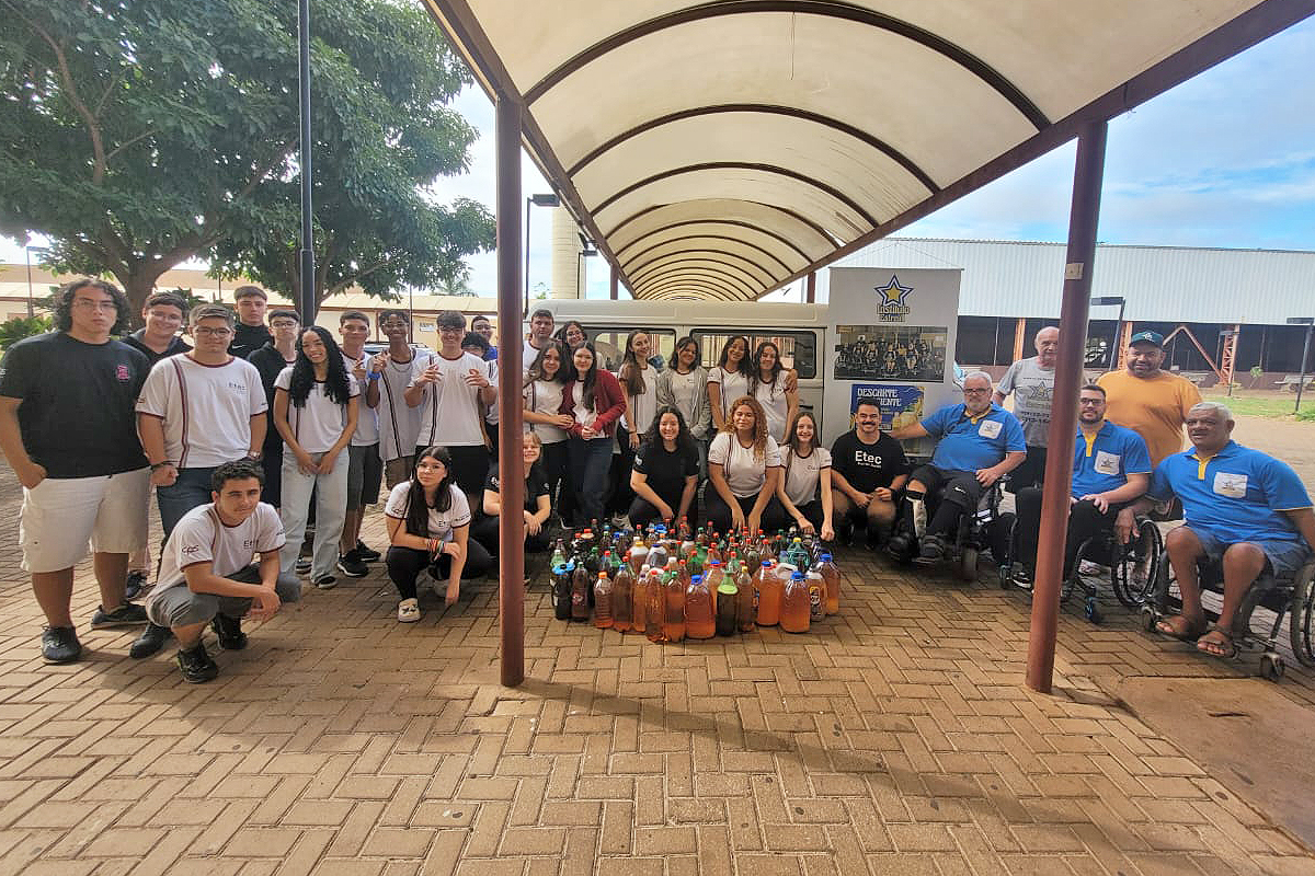 Alunos da Etec de Bebedouro arrecadaram óleo de fritura para ajudar na inclusão de pessoas com deficiência l Foto: Divulgação
