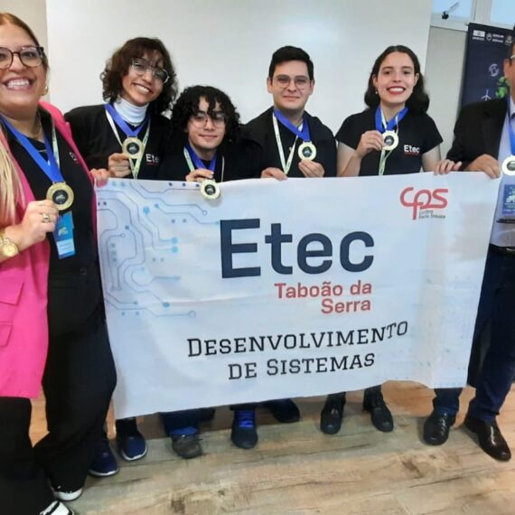 Entre a orientadora Nathane (à esq.) e o Diretor Vinícius, os alunos Isabella, Felipe, Deryck e Luana na premiação | Foto: Divulgação