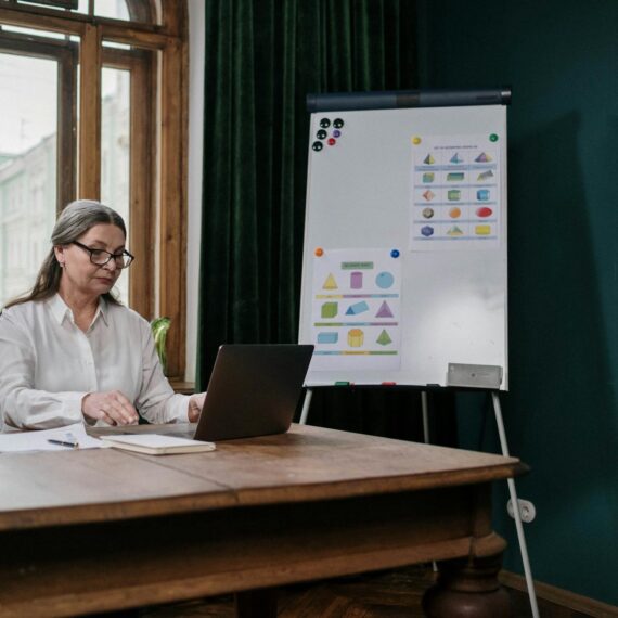 Curso promovido pelo CPS e Safernet prepara professores para promover o uso seguro da internet nas escolas públicas | cottonbro studio/Pexels