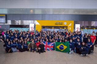 Aeroporto Internacional de Guarulhos ficou tomado por familiares, alunos e monitores de Etecs e Fatecs | Foto: Roberto Sungi